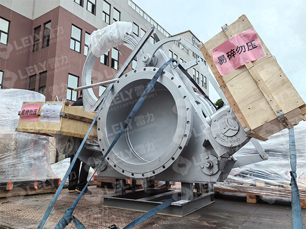 高溫盲板閥裝車發(fā)貨.jpg 高溫盲板閥裝車發(fā)貨.jpg