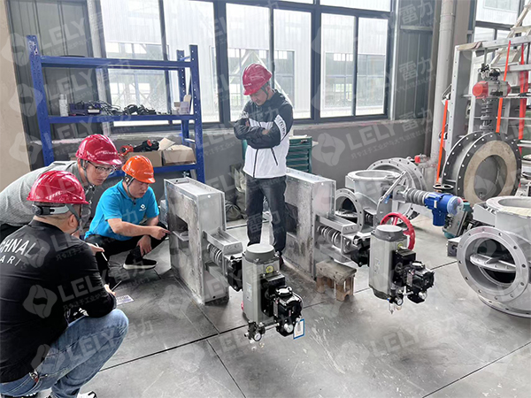 車間講解高溫閥門.jpg 車間講解高溫閥門.jpg